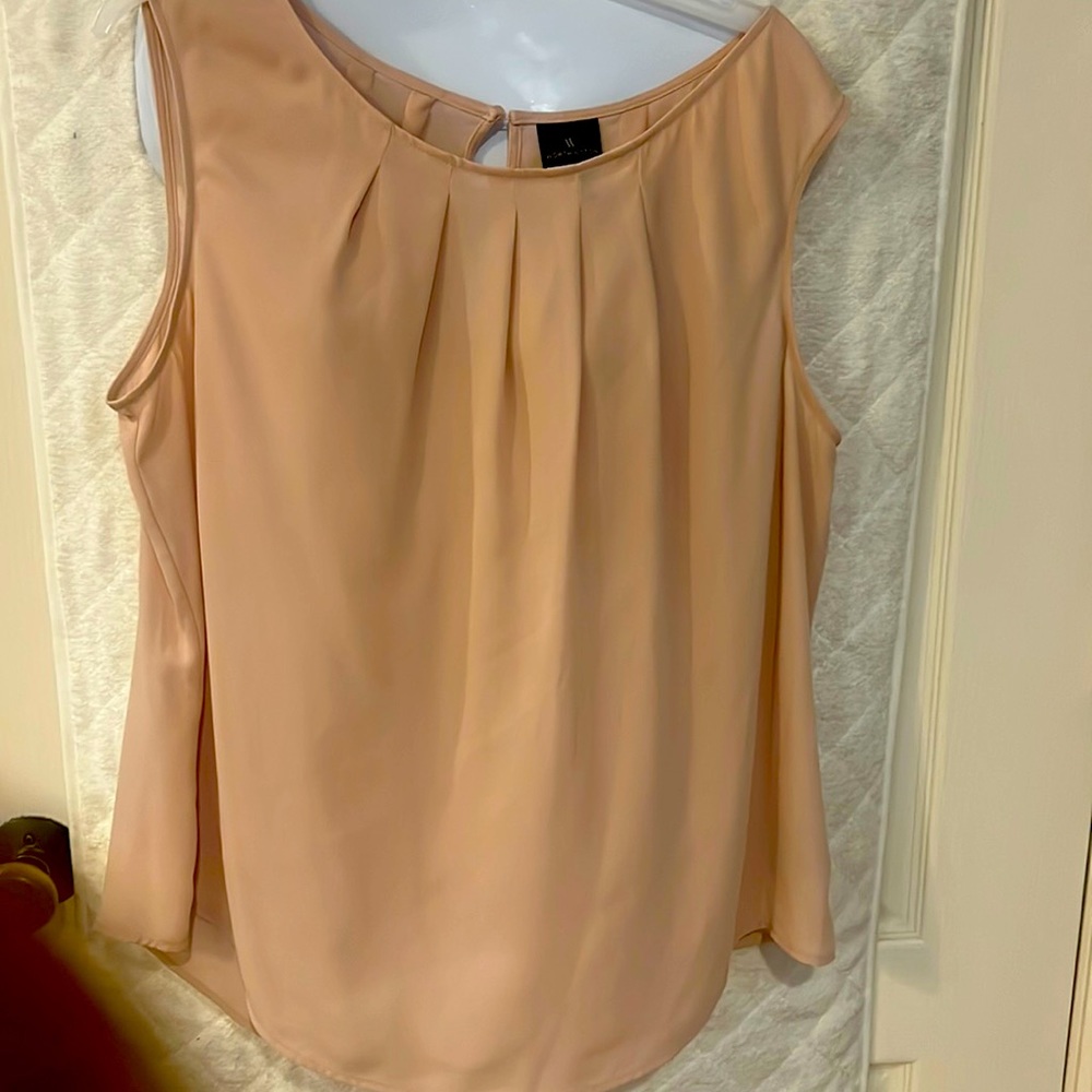 Beautiful blush shell. Perfect spring and summer!